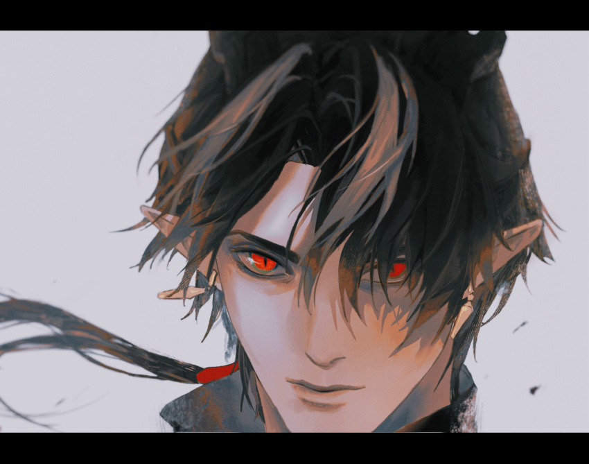 1boy, absurdres, arknights, black_hair, chinese_commentary, chong_yue_(arknights), closed_mouth, commentary_request, dragon_boy, dragon_horns, earrings, floating_hair, grey_background, highres, horns, jewelry, letterboxed, long_hair, looking_at_viewer, low_ponytail, male_focus, multicolored_hair, pointy_ears, portrait, red_eyes, shonoman, simple_background, slit_pupils, smile, solo, streaked_hair, wings