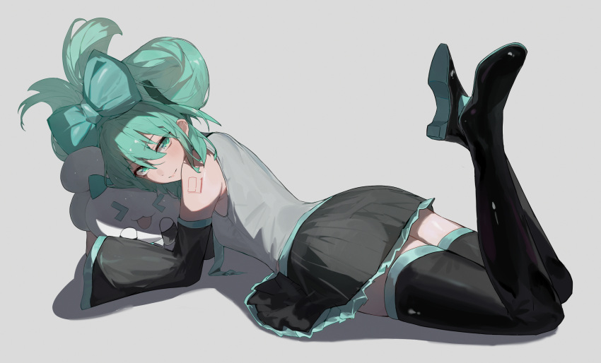 >_<, 1girl, animal_hug, aqua_eyes, aqua_hair, black_skirt, black_thighhighs, chinese_commentary, cinnamiku, cinnamoroll, closed_mouth, colored_shoe_soles, commentary_request, detached_sleeves, fish_(red_star_child), folded_twintails, grey_background, grey_shirt, hatsune_miku, highres, looking_at_viewer, looking_to_the_side, lying, number_tattoo, on_stomach, sanrio, shirt, shoe_soles, skirt, sleeveless, sleeveless_shirt, smile, solo, tattoo, the_pose, thigh-highs, vocaloid
