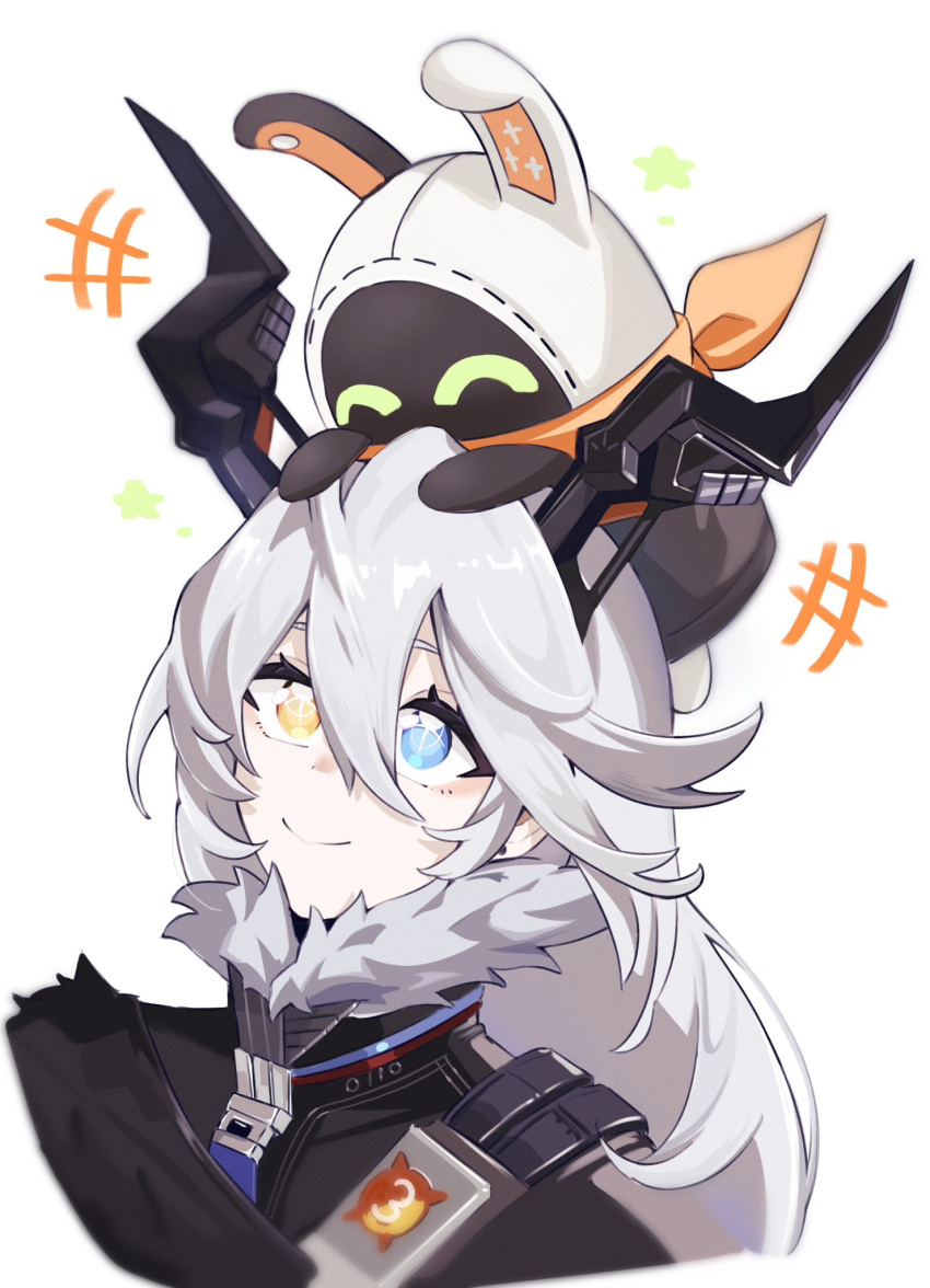 1girl, bangboo_(zenless_zone_zero), black_coat, blue_eyes, closed_eyes, closed_mouth, coat, floating, fur-trimmed_coat, fur_trim, hair_between_eyes, hair_down, happy, heterochromia, highres, horns, lady_sunbringer, light_smile, long_hair, looking_up, mi_(27782900), on_head, simple_background, smile, solo, sunbringer_(zenless_zone_zero), wavy_hair, white_background, white_hair, yellow_eyes, zenless_zone_zero