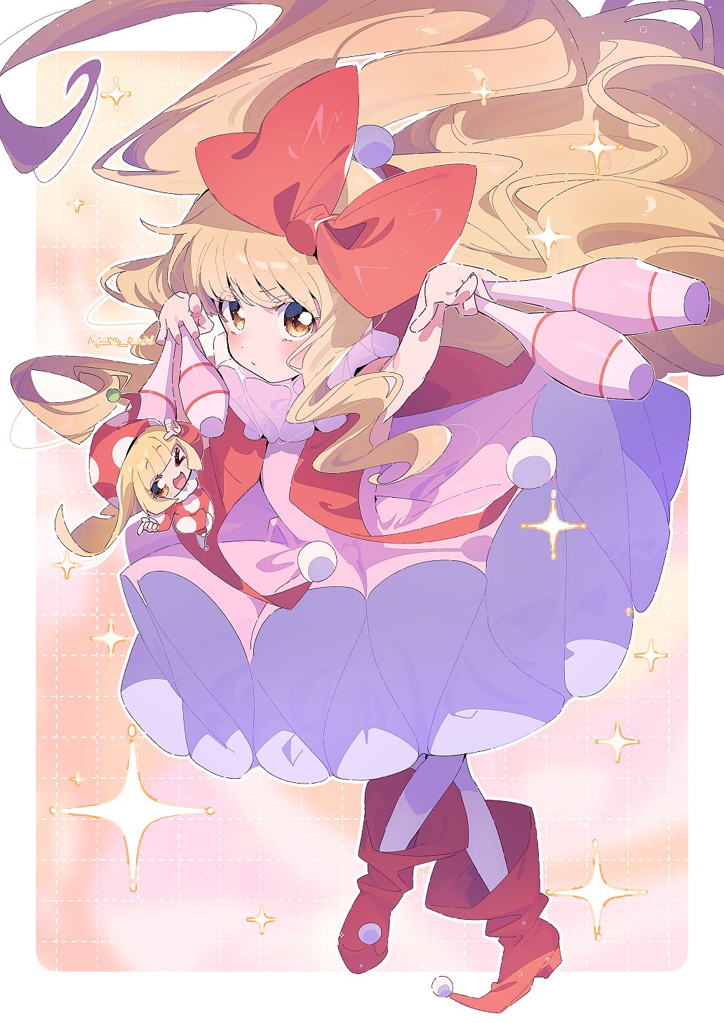 >_o, 2girls, blonde_hair, blunt_bangs, boots, border, bow, chibi