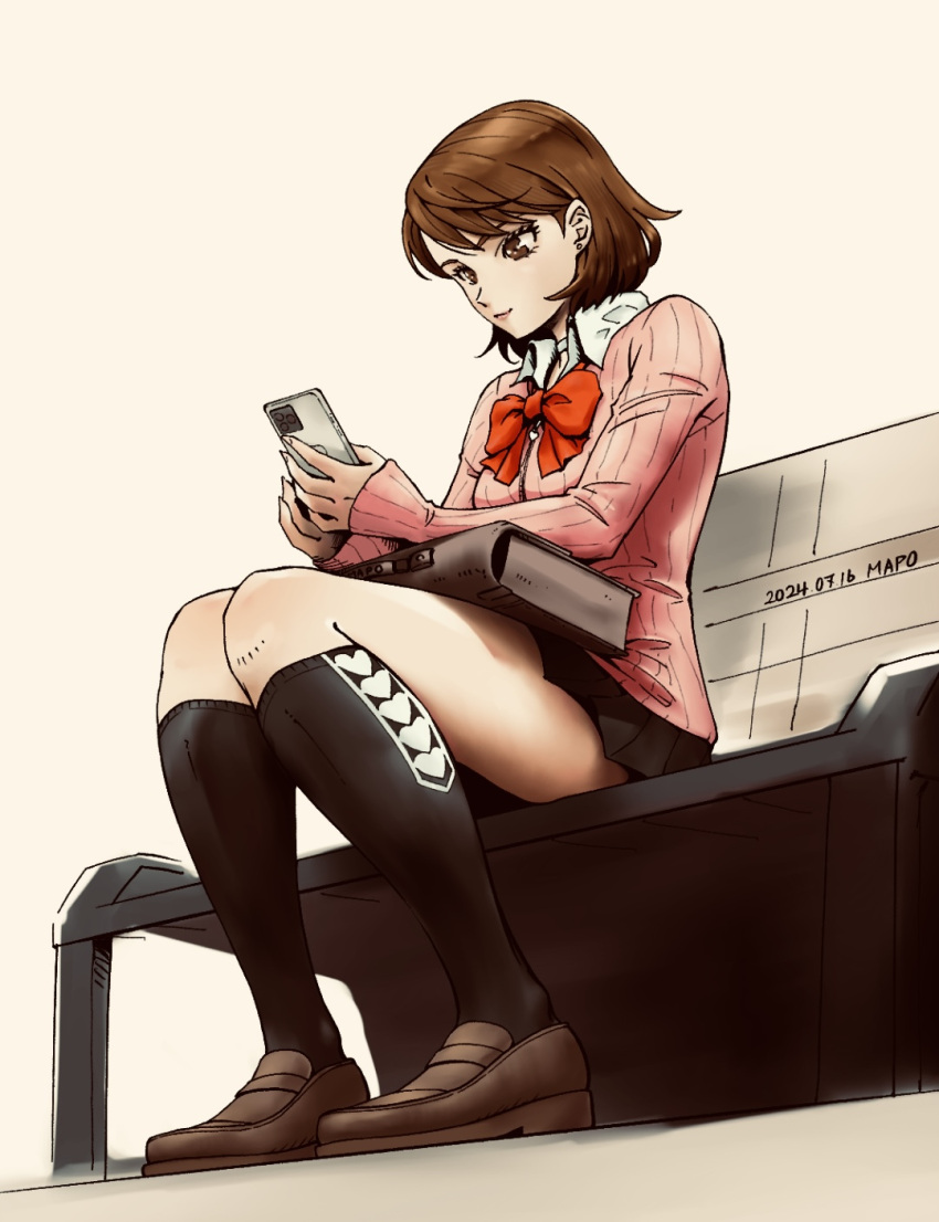 1girl, bag_on_lap, bench, black_skirt, black_socks, bow, bowtie, brown_bag, brown_eyes, brown_footwear, brown_hair, cardigan, choker, closed_mouth, collared_shirt, dated, earrings, full_body, gekkoukan_high_school_uniform, heart, heart_print, highres, holding, holding_phone, jewelry, kneehighs, korean_commentary, long_sleeves, loose_bowtie, miniskirt, on_bench, persona, persona_3, phone, pink_cardigan, pleated_skirt, red_bow, red_bowtie, ribbed_cardigan, school_uniform, shirt, short_hair, simple_background, sitting, skirt, socks, solo, stud_earrings, takeba_yukari, thighs, user_xtzh5525, white_choker, white_shirt