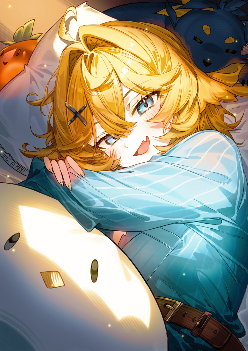 1girl, absurdres, ahoge, aqua_shirt, belt, blonde_hair, blue_eyes, blush, by_mirin, crossed_bangs, dog, doki_amber_doge_(dokibird), dokibird_(vtuber), dokibird_(vtuber)_(bounty_hunter), dragoon_(dokibird), eyelashes, fang, green_eyes, hair_between_eyes, hair_intakes, hair_ornament, hairclip, hairpin, highres, hugging_object, indie_virtual_youtuber, long_sleeves, looking_at_viewer, lying, medium_hair, non-web_source, on_side, open_mouth, pillow, pillow_hug, self-upload, shirt, short_hair, skin_fang, smile, solo, upper_body, virtual_youtuber