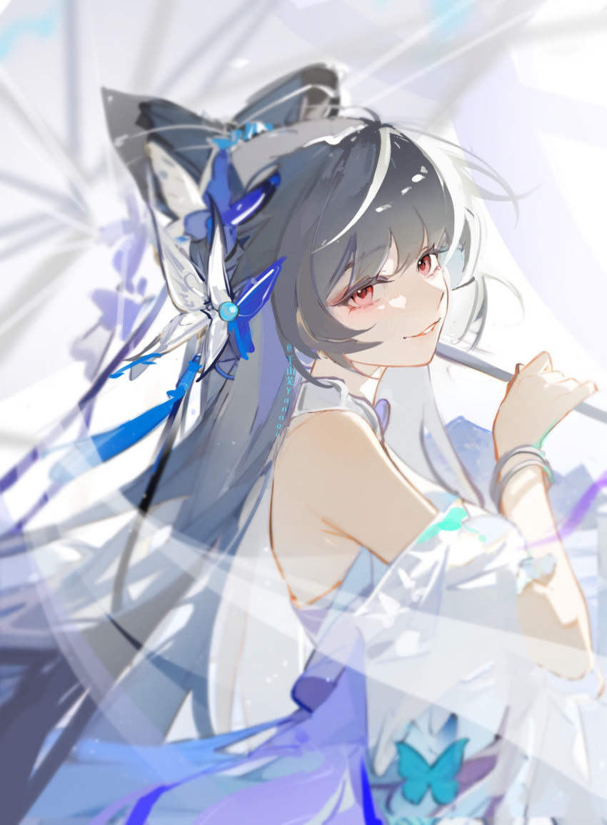 1girl, artist_name, black_hair, blue_dress, blunt_bangs, bracelet, chinese_clothes, detached_sleeves, dress, eyelashes, eyeshadow, from_side, hair_ornament, highres, holding, holding_umbrella, jewelry, kijo_momiji, kokorogari_kijo_momiji, light_blush, long_hair, looking_at_viewer, makeup, onmyoji, onmyoji_arena, red_eyes, red_eyeshadow, sidelocks, smile, solo, tassel, umbrella, upper_body, white_background, yanxiaoyanyan490