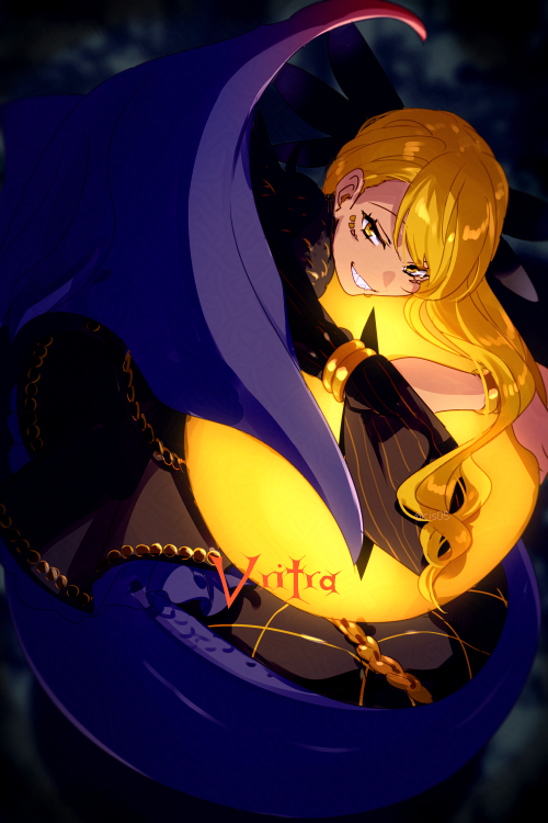 1girl, armlet, black_dress, blonde_hair, bracelet, dark-skinned_female, dark_skin, dragon_girl, dragon_horns, dragon_tail, dress, echo_(circa), facial_mark, fate/grand_order, fate_(series), grin, horns, jewelry, long_hair, long_sleeves, looking_at_viewer, smile, solo, swept_bangs, tail, vritra_(fate), vritra_(second_ascension)_(fate), wide_sleeves, yellow_eyes