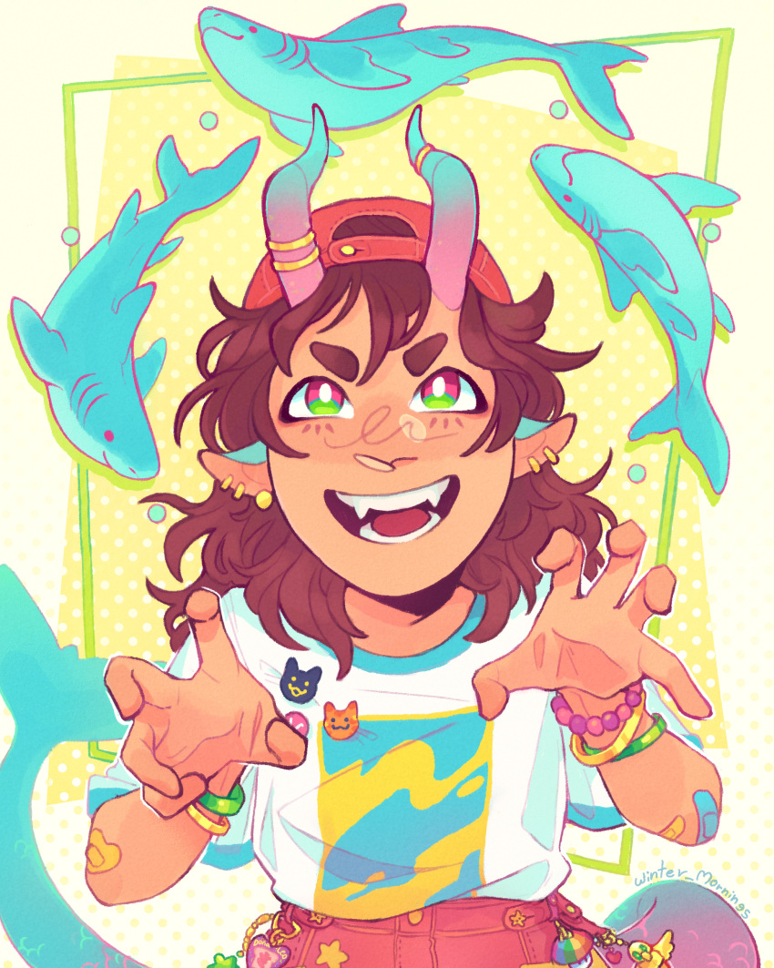 1other, absurdres, backwards_hat, bandaid, bandaid_on_arm, baseball_cap, blue_horns, blue_shirt, bracelet, bright_pupils, brown_hair, charm_(object), child, claw_pose, earrings, fangs, green_background, green_eyes, hat, highres, horn_ornament, horns, jewelry, leonarda_(quackity_smp), looking_up, medium_hair, minecraft_youtube, multiple_bracelets, multiple_earrings, open_mouth, pants, pink_eyes, pink_horns, pink_pants, pointy_ears, polka_dot, polka_dot_background, quackity_smp, red_hat, shark, shirt, smile, solo, t-shirt, teeth, two-tone_eyes, upper_body, white_pupils, white_shirt, winter_mornings, yellow_shirt