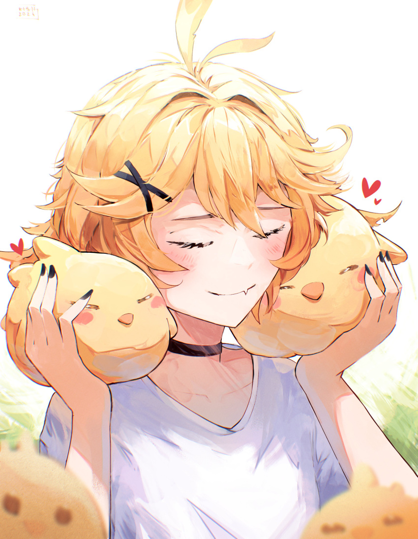 1girl, absurdres, ahoge, alternate_costume, black_choker, black_nails, blonde_hair, blush_stickers, choker, closed_eyes, closed_mouth, dokibird_(vtuber), dokibird_(vtuber)_(bounty_hunter), dragoon_(dokibird), fang, hair_ornament, hairclip, heart, highres, indie_virtual_youtuber, kishonyskab, outdoors, shirt, short_hair, skin_fang, smile, solo, upper_body, virtual_youtuber, white_background, white_shirt