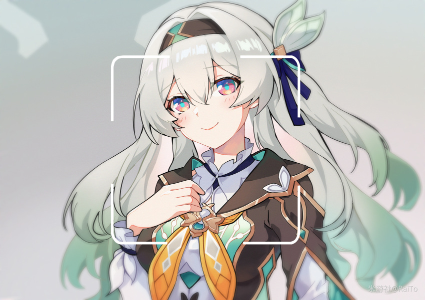 1girl, aqua_hair, ascot, black_hairband, black_jacket, blue_ribbon, colored_inner_hair, firefly_(honkai:_star_rail), grey_background, grey_hair, hair_ribbon, hairband, hand_on_own_chest, highres, honkai:_star_rail, honkai_(series), jacket, long_hair, looking_at_viewer, multicolored_hair, raito_(280089691), ribbon, smile, solo, upper_body, very_long_hair, violet_eyes, yellow_ascot