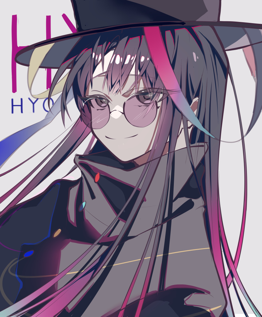 1boy, absurdres, black_eyes, black_hair, black_hat, black_shirt, blue_ribbon, closed_mouth, grey_background, hat, high_collar, highres, huai_yunqing, hui_yue, long_hair, male_focus, pink-tinted_eyewear, pink_ribbon, ribbon, round_eyewear, shirt, simple_background, smile, solo, tinted_eyewear, touqi_guaitan, upper_body, yellow_ribbon