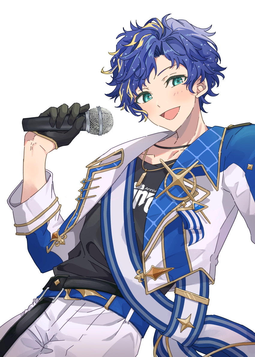 1boy, :d, absurdres, aqua_eyes, astel_leda, badge, belt, belt_buckle, black_gloves, black_shirt, blonde_hair, blue_belt, blue_hair, blue_jacket, buckle, crew_neck, cropped_jacket, dog_tags, gloves, gold_trim, hand_up, highres, holding, holding_microphone, holostars, holostars_anniversary_outfit, idol_clothes, jacket, lapels, light_blush, looking_at_viewer, male_focus, meroriimu, microphone, multicolored_clothes, multicolored_hair, multicolored_jacket, notched_lapels, official_alternate_costume, open_clothes, open_jacket, pants, print_shirt, sash, shirt, short_hair, shoulder_sash, sleeve_cuffs, smile, streaked_hair, swept_bangs, transparent_background, two-tone_jacket, virtual_youtuber, wavy_hair, white_jacket, white_pants