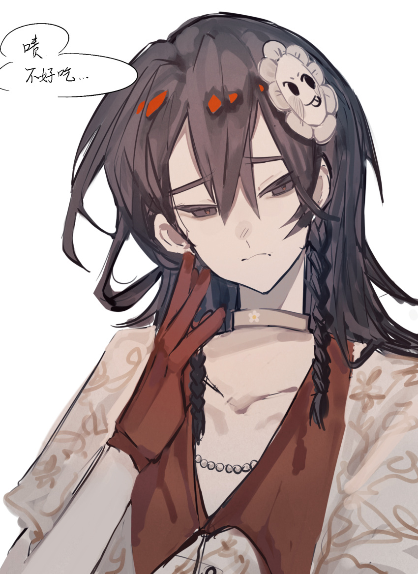 1girl, braid, brown_choker, brown_eyes, brown_hair, chinese_commentary, chinese_text, choker, closed_mouth, collarbone, collared_shirt, commentary_request, flower, frown, gloves, hair_between_eyes, hair_flower, hair_ornament, highres, hua_jin, jewelry, long_hair, necklace, pearl_necklace, red_gloves, shirt, short_sleeves, simple_background, solo, touqi_guaitan, translation_request, twin_braids, upper_body, white_background, white_shirt, yugushan1324
