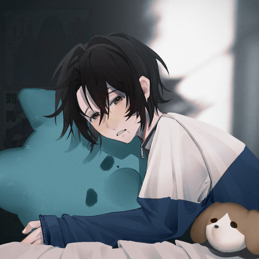 1boy, asamikhya, black_eyes, black_hair, blue_jacket, chinese_commentary, chinese_text, commentary_request