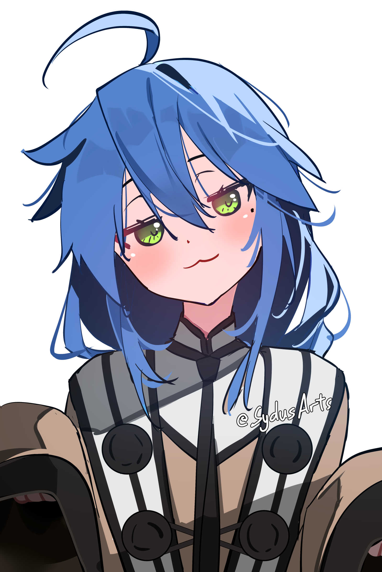 1girl, :3, ahoge, alternate_costume, alternate_hairstyle, artist_name, blue_hair, color_connection, cosplay, dot_nose, double-parted_bangs, facing_viewer, green_eyes, hair_between_eyes, hair_color_connection, head_tilt, highres, izumi_konata, jitome, light_blush, long_sleeves, looking_to_the_side, lucky_star, mole, mole_under_eye, roxy_migurdia, roxy_migurdia_(cosplay), sidelocks, simple_background, sleeves_past_fingers, sleeves_past_wrists, smile, solo, sydus, twitter_username, upper_body, white_background