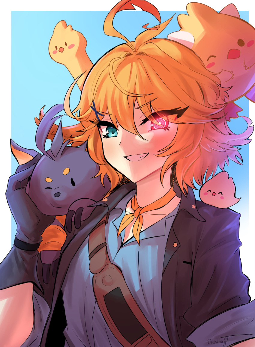 1girl, absurdres, ahoge, black_gloves, black_jacket, blonde_hair, blue_background, blue_eyes, blue_shirt, doki_amber_doge_(dokibird), dokibird_(vtuber), dokibird_(vtuber)_(bounty_hunter), dragoon_(dokibird), duokhay, gloves, glowing, glowing_eye, hair_ornament, hairclip, heterochromia, highres, indie_virtual_youtuber, jacket, looking_at_viewer, medium_hair, neckerchief, orange_neckerchief, red_eyes, shirt, smile, upper_body, virtual_youtuber