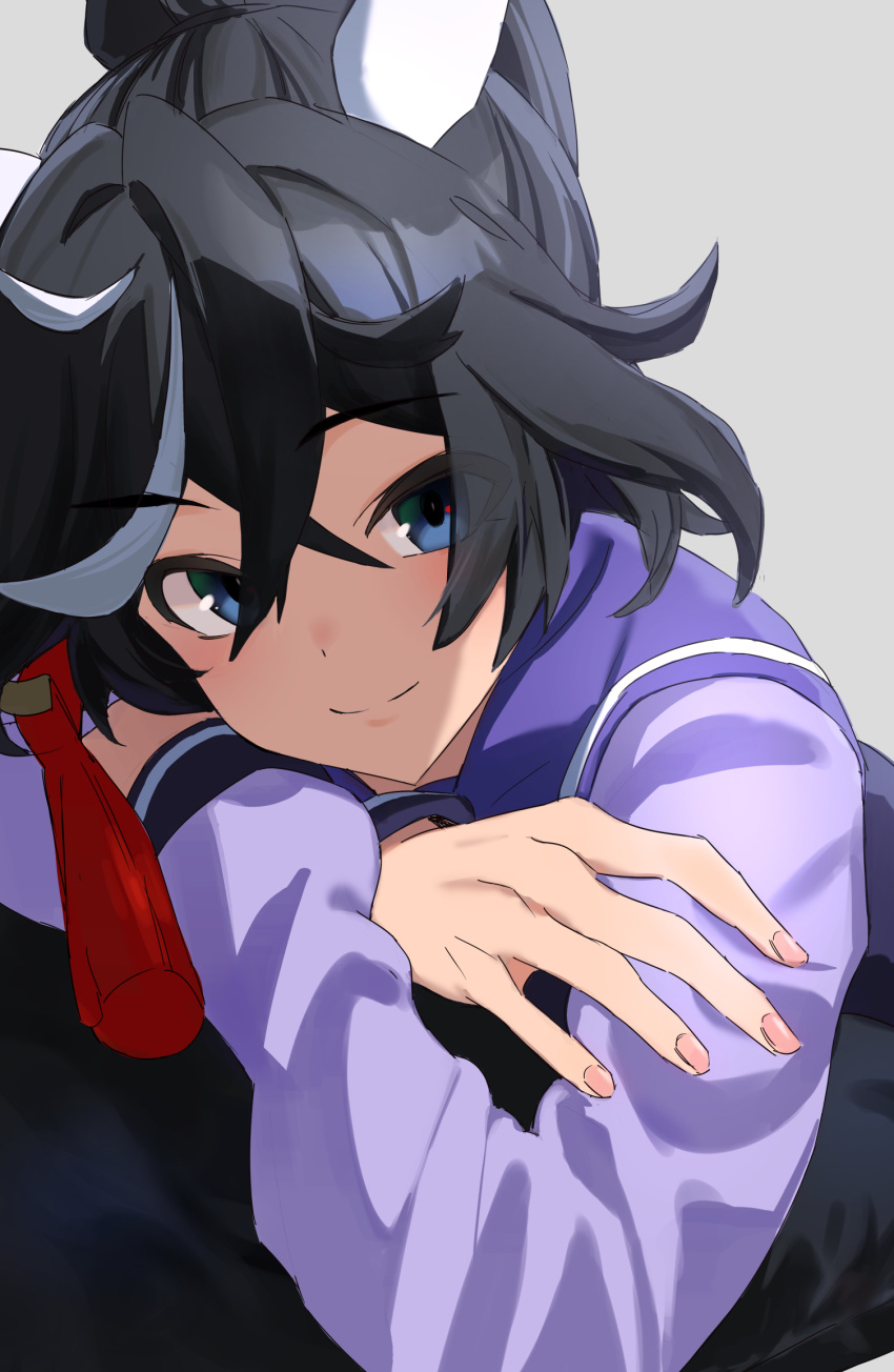 1girl, animal_ears, blue_eyes, bow, closed_mouth, commentary_request, crossed_arms, grey_background