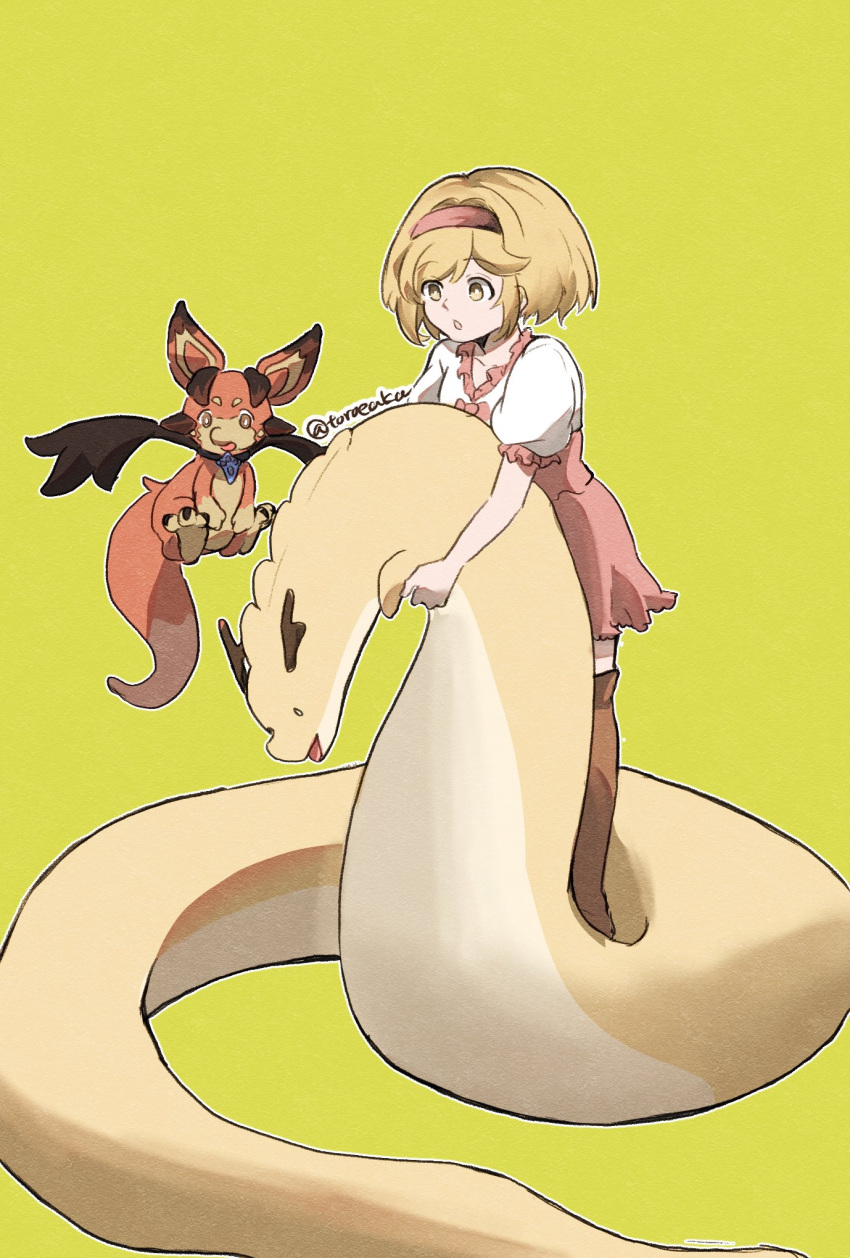 1girl, :o, blonde_hair, boots, brown_footwear, character_request, commentary_request, djeeta_(granblue_fantasy), dragon, dragon_horns, floating, granblue_fantasy, green_background, hairband, highres, horns, red_hairband, simple_background, standing, toroeaka, wings, yellow_eyes