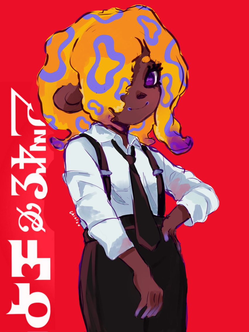 1girl, black_necktie, black_pants, cephalopod_eyes, chia_cihain, collared_shirt, cowboy_shot, dark-skinned_female, dark_skin, hair_over_one_eye, hand_on_own_hip, highres, long_sleeves, looking_at_viewer, necktie, orange_hair, pants, patterned_hair, red_background, shirt, shirt_tucked_in, signature, simple_background, smile, solo, splatoon_(series), splatoon_3, suspenders, tao_blu_(splatoon), tentacle_hair, violet_eyes, white_shirt