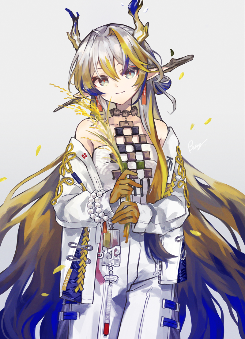 1girl, arknights, bare_shoulders, bead_bracelet, beads, blonde_hair, blue_hair, bracelet, buzz_(moi), closed_mouth, colored_skin, cowboy_shot, dragon_horns, earrings, green_eyes, grey_background, grey_hair, hair_ornament, hair_stick, holding, horns, jacket, jewelry, long_hair, long_sleeves, looking_at_viewer, multicolored_hair, necklace, open_clothes, open_jacket, pants, pointy_ears, rice_(plant), shu_(arknights), simple_background, smile, solo, very_long_hair, white_jacket, white_pants, yellow_skin