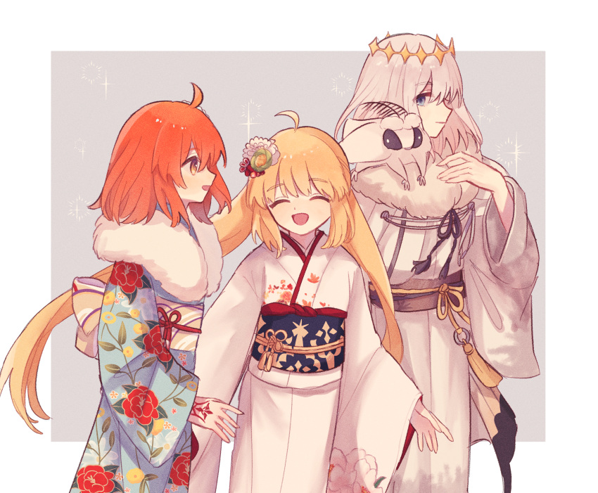 1boy, 2girls, :d, ^_^, ahoge, alternate_costume, artoria_caster_(fate), artoria_pendragon_(fate), blanca_(fate), blonde_hair, blue_eyes, blue_kimono, border, bug, closed_eyes, closed_mouth, command_spell, diamond_hairband, fate/grand_order, fate_(series), floral_print, flower, fujimaru_ritsuka_(female), fujimaru_ritsuka_(female)_(ceremonial_new_year), fur-trimmed_kimono, fur_trim, grey_background, grey_hair, hair_flower, hair_ornament, hairband, hand_up, highres, insect_on_shoulder, japanese_clothes, kimono, koromo_(osakana0525), long_hair, long_sleeves, looking_at_another, medium_hair, moth, multiple_girls, oberon_(fate), obi, obiage, obijime, official_alternate_costume, open_mouth, orange_eyes, orange_hair, outside_border, oversized_insect, print_kimono, sash, simple_background, smile, standing, tassel, twintails, very_long_hair, white_border, white_kimono, wide_sleeves, yakudo_trio, yellow_hairband