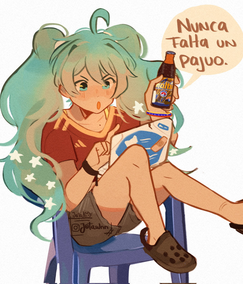 :o, ahoge, alternate_costume, aqua_eyes, aqua_hair, artist_name, bandaid, bandaid_on_object, black_shorts, bottle, chair, commentary, computer, crocs, glass_bottle, hatsune_miku, highres, holding, holding_bottle, jotawnn, laptop, long_hair, mole, monobloc_(chair), red_shirt, shirt, shorts, sitting, spanish_commentary, spanish_text, star_(symbol), twintails, typing, venezuela, vocaloid, wristband