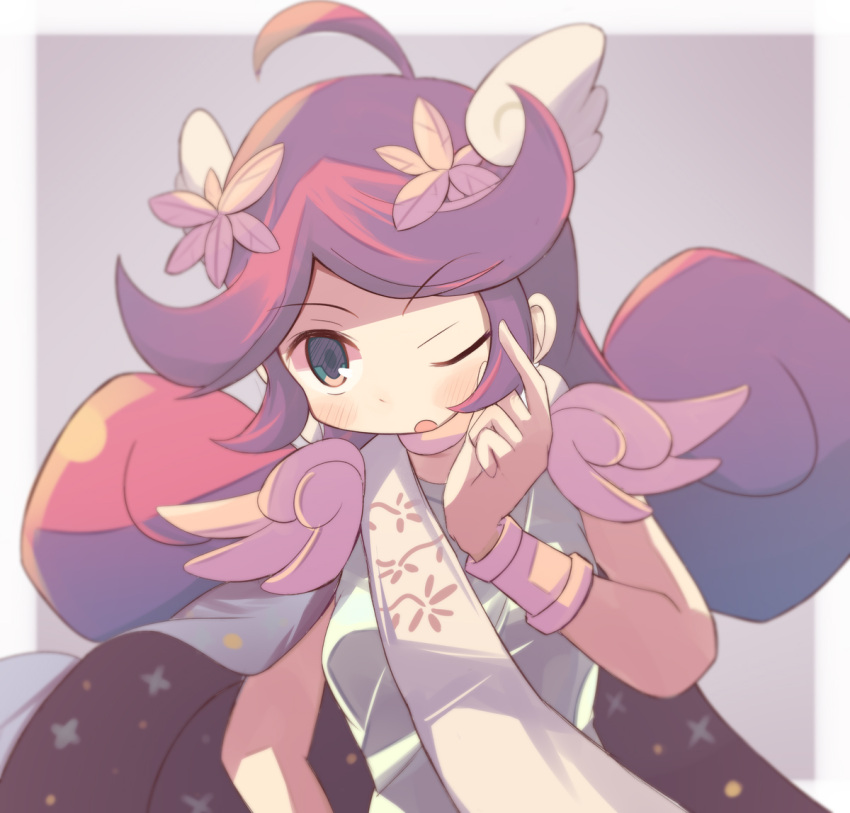 1girl, ;o, armor, bad_hands, bangle, blue_shirt, border, bracelet, breasts, cape, choker, curly_hair, flipped_bangs, grey_background, hair_wings, hand_on_own_hip, hand_up, jewelry, light_blush, long_hair, mini_wings, official_alternate_costume, one_eye_closed, outside_border, pauldrons, playing_with_own_hair, purple_hair, puyopuyo, puyopuyo_quest, raffina_(guiding)_(puyopuyo), raffina_(puyopuyo), sash, shirt, shoulder_armor, shoulder_sash, sia_graph, side_part, sidelocks, sleeveless, small_breasts, solo, upper_body, very_long_hair, white_border, white_wings, wings