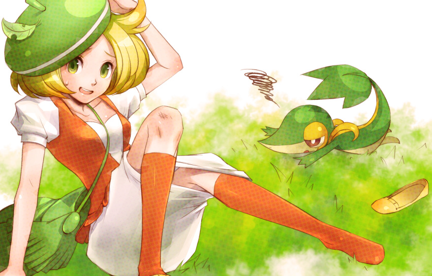 1girl, bag, bel_(pokemon), bell_(pokemon), blonde_hair, footwear, grass, green_eyes, hat, highres, kabu_kabu, leaf, pokemon, pokemon_(creature), pokemon_(game), pokemon_black_and_white, pokemon_bw, single_shoe, sitting, skirt, snivy, socks, sweat