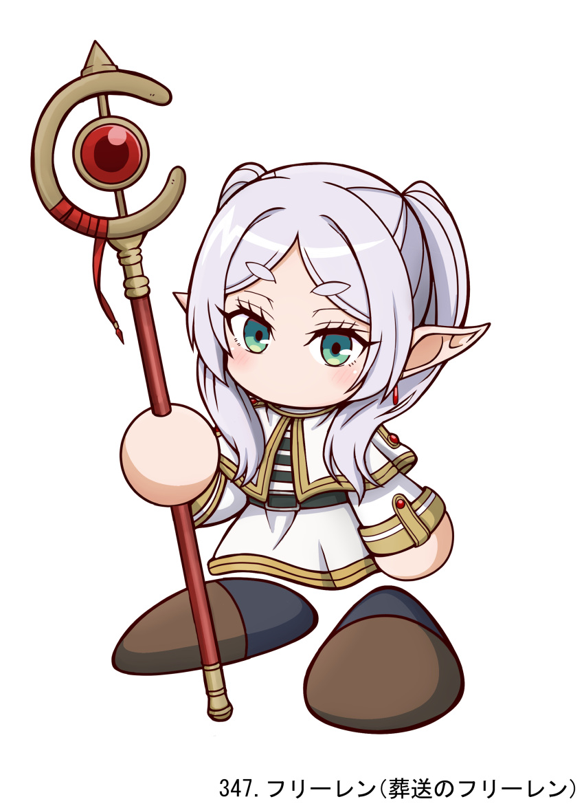 1girl, absurdres, belt, black_belt, blush, capelet, character_name, chibi, chibi_only, copyright_name, frieren, full_body, green_eyes, grey_hair, highres, jikkyou_powerful_pro_yakyuu_(style), looking_at_viewer, mage_staff, no_mouth, pointy_ears, rayman_limbs, shiroi_tansu, shirt, solo, sousou_no_frieren, white_background, white_capelet, white_shirt