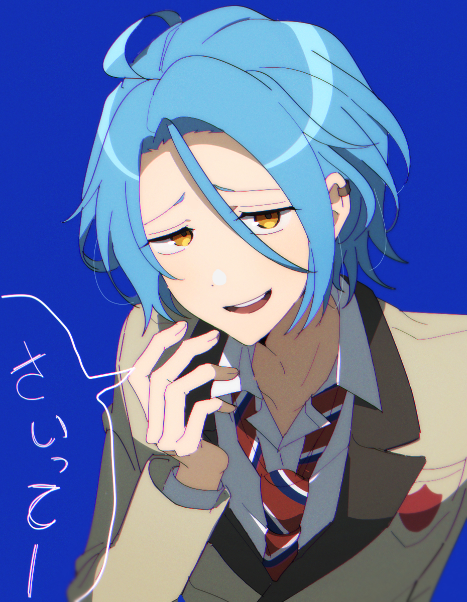 10gerine, 1boy, bishounen, blazer, blue_background, blue_hair, diagonal-striped_clothes, diagonal-striped_necktie, ensemble_stars!, furrowed_brow, hair_between_eyes, half-closed_eyes, hand_up, highres, jacket, looking_at_viewer, male_focus, multicolored_necktie, necktie, open_mouth, simple_background, smug, solo, speech_bubble, striped_clothes, striped_necktie, teeth, tojo_kaname, upper_body, upper_teeth_only, yellow_jacket