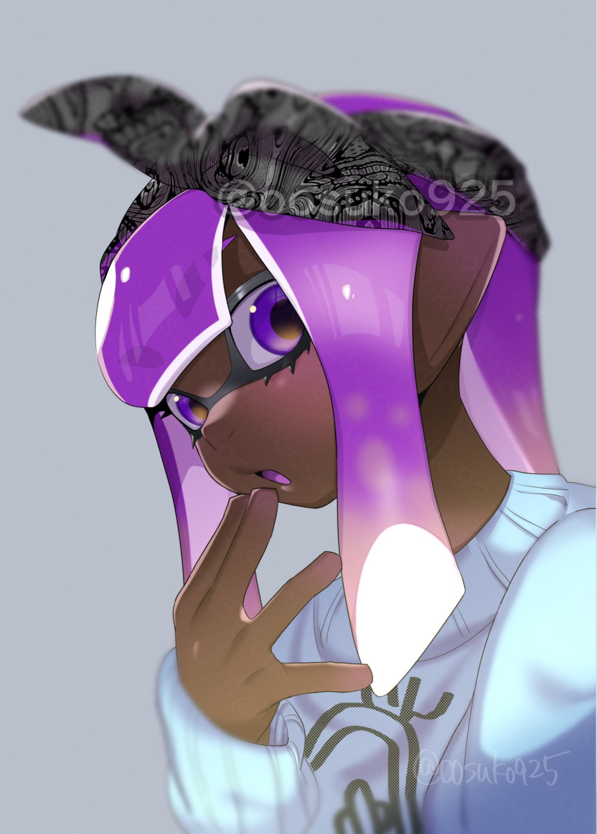 1girl, :o, bandana, black_bandana, blue_sweater, commentary, dark-skinned_female, dark_skin, grey_background, hand_to_own_mouth, hand_up, highres, inkling, inkling_girl, inkling_player_character, long_hair, long_sleeves, looking_at_viewer, naoki_(oosuko), open_mouth, pointy_ears, portrait, purple_hair, sidelocks, simple_background, solo, splatoon_(series), sweater, symbol-only_commentary, tentacle_hair, violet_eyes, watermark