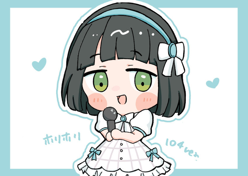 1girl, alternate_costume, black_hair, blue_border, blue_hairband, blunt_bangs, blunt_ends, blush, blush_stickers, border, bow, bow_hairband, bowtie, chibi, chibi_only, commentary_request, cosplay, cowboy_shot, dress, frilled_dress, frills, green_eyes, hairband, highres, hinoshita_kaho, hinoshita_kaho_(cosplay), holding, holding_microphone, holiday_holiday_(love_live!), link!_like!_love_live!, looking_at_viewer, love_live!, medium_dress, microphone, momose_ginko, outline, outside_border, plaid_clothes, plaid_dress, puffy_short_sleeves, puffy_sleeves, short_hair, short_sleeves, simple_background, solo, two-handed, virtual_youtuber, white_background, white_bow, white_bowtie, white_dress, white_outline, yishi_0111