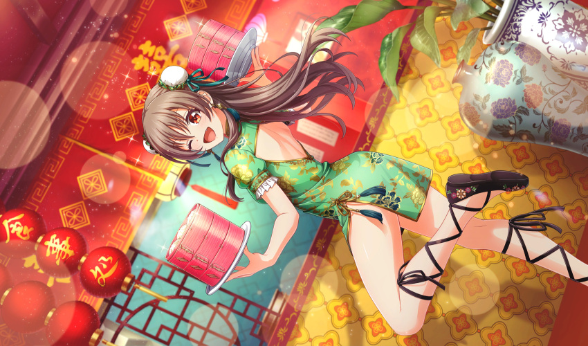 1girl, ;d, back_cutout, bamboo_steamer, black_footwear, brown_hair, bun_cover, china_dress, chinese_clothes, chinese_restaurant, cinderella_series, clothing_cutout, double_bun, dress, dutch_angle, earrings, fang, film_grain, floral_print_dress, foot_out_of_frame, game_cg, green_dress, green_ribbon, hachigatsu_no_cinderella_nine, hair_bun, hair_ribbon, highres, holding, holding_plate, jewelry, lens_flare, light_particles, long_hair, looking_at_viewer, non-web_source, official_alternate_hairstyle, official_art, one_eye_closed, open_mouth, orange_eyes, plant, plate, potted_plant, ribbon, shiina_yukari_(hachigatsu_no_cinderella_nine), short_sleeves, side_slit, smile, solo, sparkle, standing, standing_on_one_leg