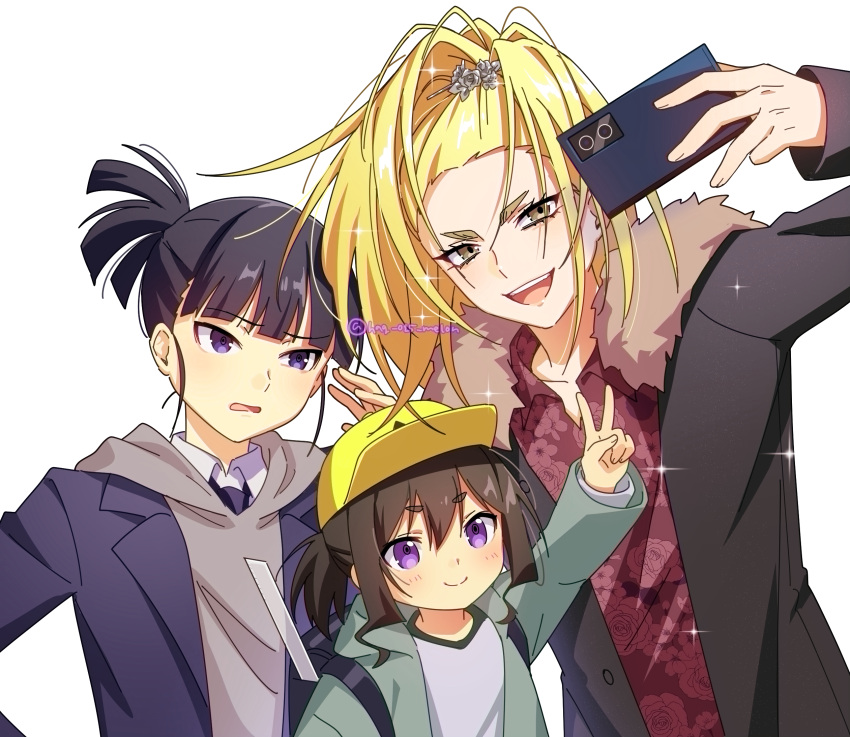 3boys, baseball_cap, black_hair, blonde_hair, blush, cellphone, fur_trim, hag_(hag_015), hat, highres, holding, holding_phone, hood, hoodie, houjou_tokiyuki_(nige_jouzu_no_wakagimi), jacket, kitabatake_akiie, long_hair, looking_at_viewer, multiple_boys, nige_jouzu_no_wakagimi, open_mouth, phone, ponytail, selfie, shiba_ienaga, shirt, simple_background, smartphone, smile, taking_picture, upper_body, v, white_background, yellow_eyes