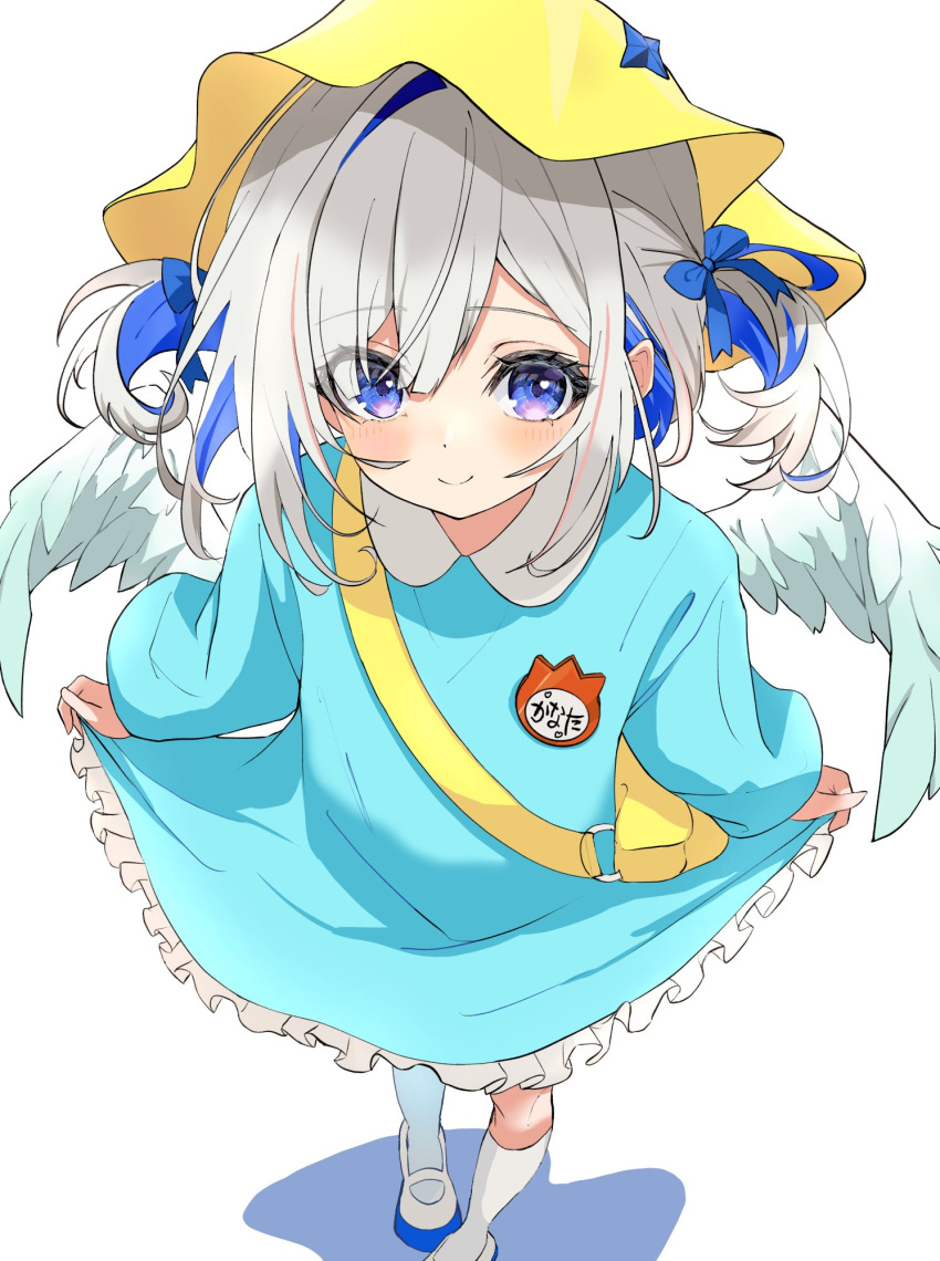 123haruno_oto, 1girl, alternate_costume, amane_kanata, angel_wings, blue_bow, blue_dress, blue_eyes, blue_hair, blush, bow, closed_mouth, collared_dress, commentary_request, dot_nose, dress, feathered_wings, foot_out_of_frame, frilled_dress, frills, grey_hair, hair_bow, hat, highres, hololive, kindergarten_uniform, long_sleeves, looking_at_viewer, medium_hair, multicolored_hair, school_uniform, shoes, sidelocks, simple_background, single_hair_intake, skirt_hold, smile, solo, standing, streaked_hair, two_side_up, uwabaki, virtual_youtuber, white_background, white_wings, wings, yellow_hat