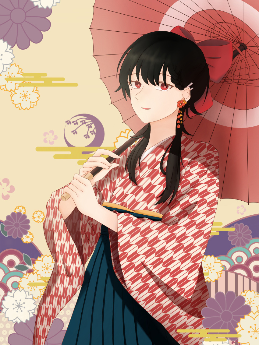 1girl, absurdres, black_hair, bow, earrings, egasumi, flower, goukon_ni_ittara_onna_ga_inakatta_hanashi, hakama, highres, japanese_clothes, jewelry, long_hair, mole, mole_under_eye, oil-paper_umbrella, red_bow, red_eyes, retsuki002, solo, standing, suou_(goukon), umbrella, yagasuri