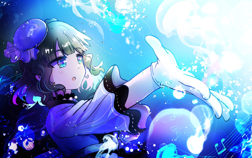 1girl, :o, beamed_eighth_notes, black_hair, blunt_bangs, blunt_ends, blush, commentary_request, eighth_note, gloves, green_eyes, hat, highres, japanese_clothes, jellyfish, kimono, link!_like!_love_live!, long_sleeves, love_live!, momose_ginko, musical_note, official_alternate_costume, open_mouth, purple_hat, purple_kimono, quarter_note, reaching, short_hair, solo, tilted_hat, tsukuyomi_kurage, underwater, upper_body, virtual_youtuber, watage_modoki, wavy_hair, white_gloves