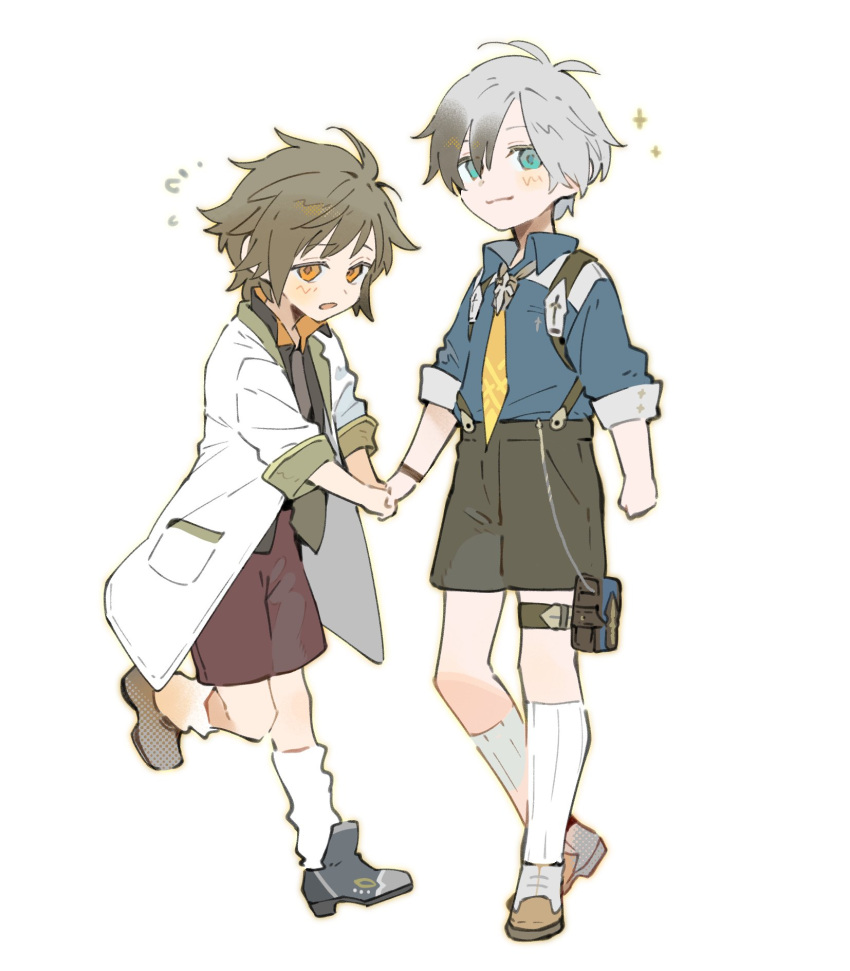 2boys, aged_down, ahoge, alternate_eye_color, black_hair, black_shirt, black_shorts, blue_eyes