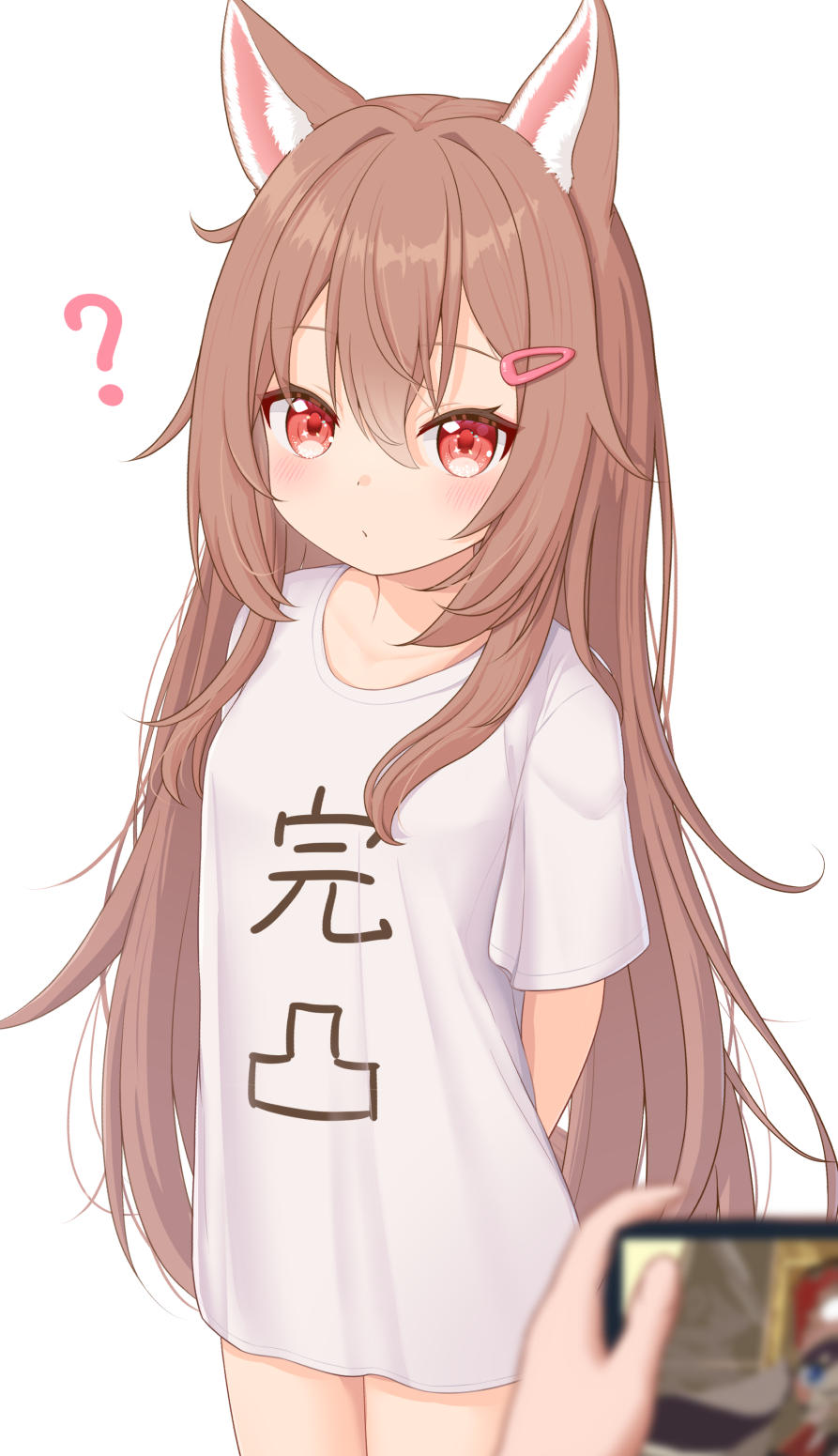 1girl, 1other, ?, animal_ears, arms_behind_back, blurry, brown_hair, depth_of_field, expressionless, hair_ornament, hairclip, highres, long_hair, looking_at_viewer, naked_shirt, original, rade_(rade_552), red_eyes, shirt, short_sleeves, simple_background, tail, white_background, white_shirt, wolf_ears, wolf_girl, wolf_tail