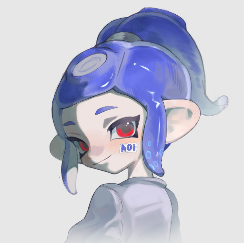 1girl, absurdres, aoi_(cariiiie), blue_hair, chinese_commentary, closed_mouth, commentary_request, grey_background, grey_shirt, highres, large_ears, looking_at_viewer, looking_back, octoling, octoling_girl, octoling_player_character, ponytail, portrait, red_eyes, shirt, simple_background, smile, solo, splatoon_(series), sticker_on_face