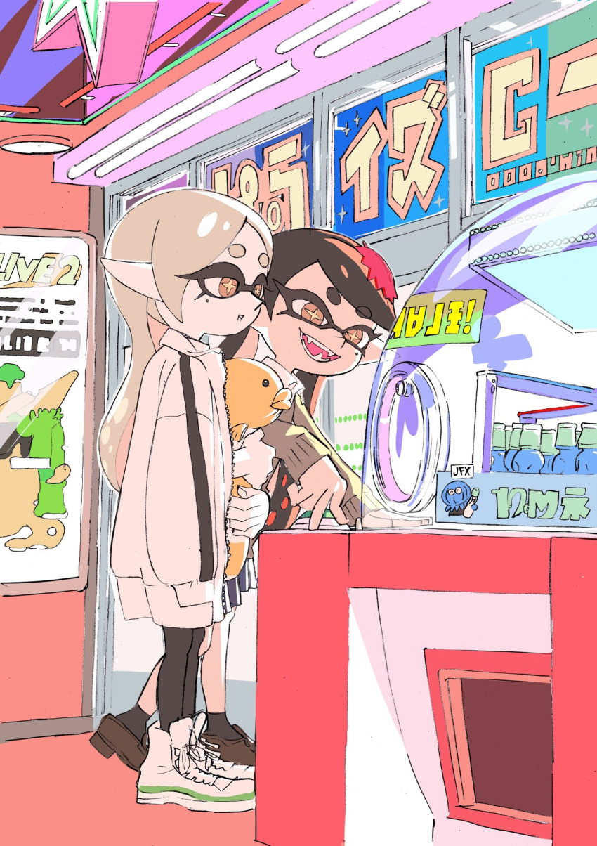 2girls, aged_down, arcade, callie_(splatoon), crane_game, highres, holding, holding_stuffed_toy, indoors, ke_sarami, marie_(splatoon), multiple_girls, official_alternate_costume, playing_games, splatoon_(series), splatoon_3, stuffed_animal, stuffed_toy, video_game
