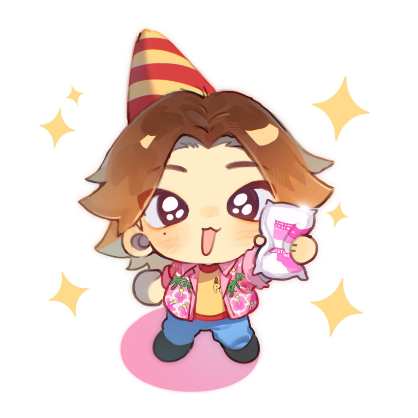 1boy, :3, black_eyes, black_footwear, blue_pants, brown_hair, chibi, chibi_only, daisuke_(mouthwashing), happy, hat, hawaiian_shirt, highres, holding, looking_at_viewer, male_focus, mole, mole_under_eye, mouthwashing, open_mouth, packet, paki2000, pants, party_hat, pink_shirt, shirt, solo, sparkle, sparkling_eyes, white_background, yellow_shirt