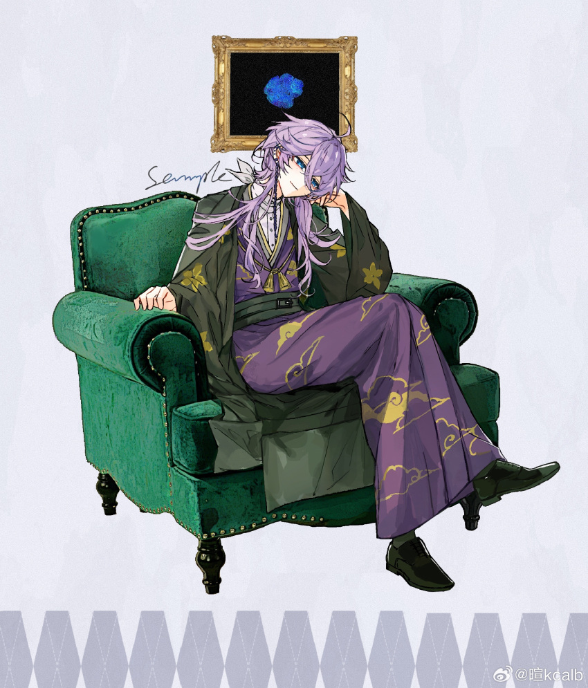 1boy, absurdres, ahoge, armchair, black_footwear, blue_eyes, chair, chinese_commentary, closed_mouth, cloud_print, commentary_request, commission, full_body, green_haori, grey_background, hair_between_eyes, haori, head_tilt, highres, japanese_clothes, kimono, long_sleeves, male_focus, on_chair, open_clothes, original, purple_hair, purple_kimono, sample_watermark, shirt, sitting, smile, solo, violet_eyes, watermark, weibo_watermark, white_shirt, xuanyuan