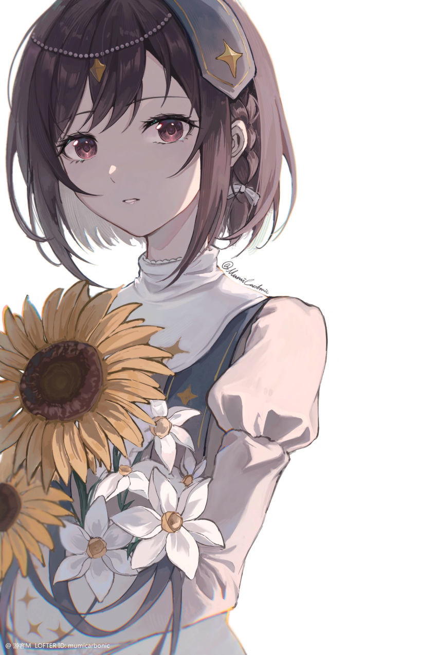 1girl, absurdres, backlighting, blue_stole, bouquet, braid, brown_eyes, brown_hair, collar, daffodil, double_vertical_stripe, dress, expressionless, eyelashes, fabric, flower, frilled_collar, frills, gold_trim, grey_hairband, hair_between_eyes, hair_ribbon, hairband, head_chain, high_collar, highres, holding, holding_bouquet, jewelry, juliet_sleeves, long_eyelashes, long_sleeves, looking_at_viewer, mumi_(mumicarbonic), noctis_monaka_(project_sekai), official_alternate_costume, parted_lips, project_sekai, puffy_sleeves, ribbon, shinonome_ena, short_braid, short_hair, side_braid, sidelocks, simple_background, single_braid, solo, sparkle_print, stole, sunflower, turtleneck_capelet, twitter_username, white_background, white_dress, white_flower, white_ribbon, wide_sleeves, yellow_flower