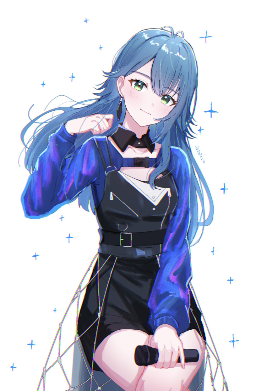 1girl, absurdres, black_dress, blush, crossed_legs, detached_collar, dress, earrings, gakuen_idolmaster, green_eyes, green_hair, hair_flaps, highres, holding, holding_microphone, idolmaster, jewelry, light_smile, long_hair, looking_at_viewer, luna_say_maybe_(idolmaster), microphone, purple_shirt, red_pupils, shirt, solo, sparkle, tedioioio, tsukimura_temari, very_long_hair