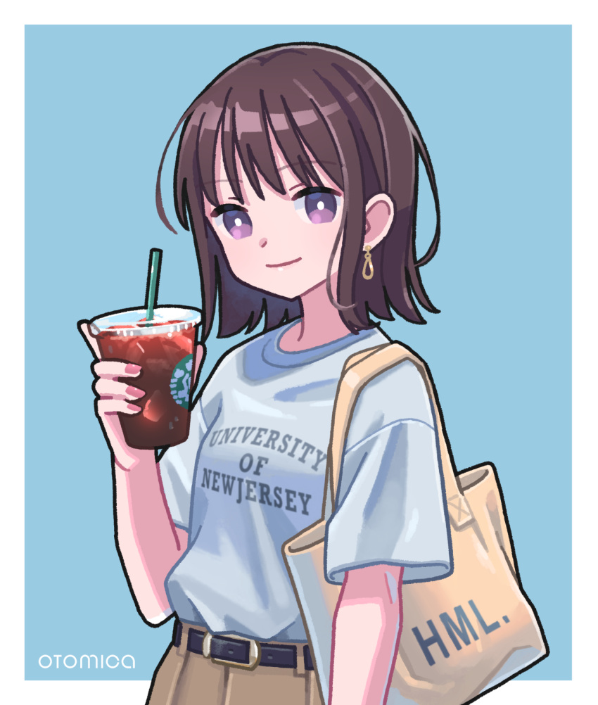 1girl, bag, belt, black_belt, blue_background, border, bright_pupils, brown_hair, brown_skirt, closed_mouth, coffee, commentary_request, cup, drink, drinking_straw, hand_up, highres, holding, holding_cup, holding_drink, new_jersey, original, otomica, outside_border, print_shirt, shirt, short_hair, simple_background, skirt, smile, solo, starbucks, t-shirt, united_states, violet_eyes, white_border, white_pupils, white_shirt, white_t-shirt