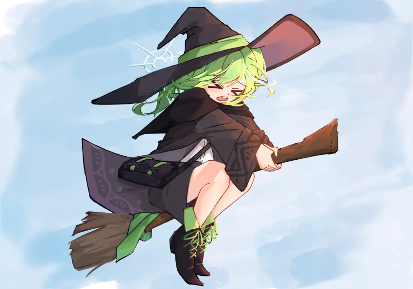 >_<, 1girl, absurdres, alternate_costume, bag, black_robe, black_skirt, broom, broom_riding, dot_nose, electromocha, green_hair, green_ribbon, handbag, hat, hat_ribbon, highres, holding, holding_broom, long_sleeves, medium_hair, open_mouth, pointy_footwear, ribbon, robe, skirt, sky, solo, stellive, teeth, upper_teeth_only, virtual_youtuber, white_undershirt, wide_sleeves, witch, witch_hat, yuzuha_riko