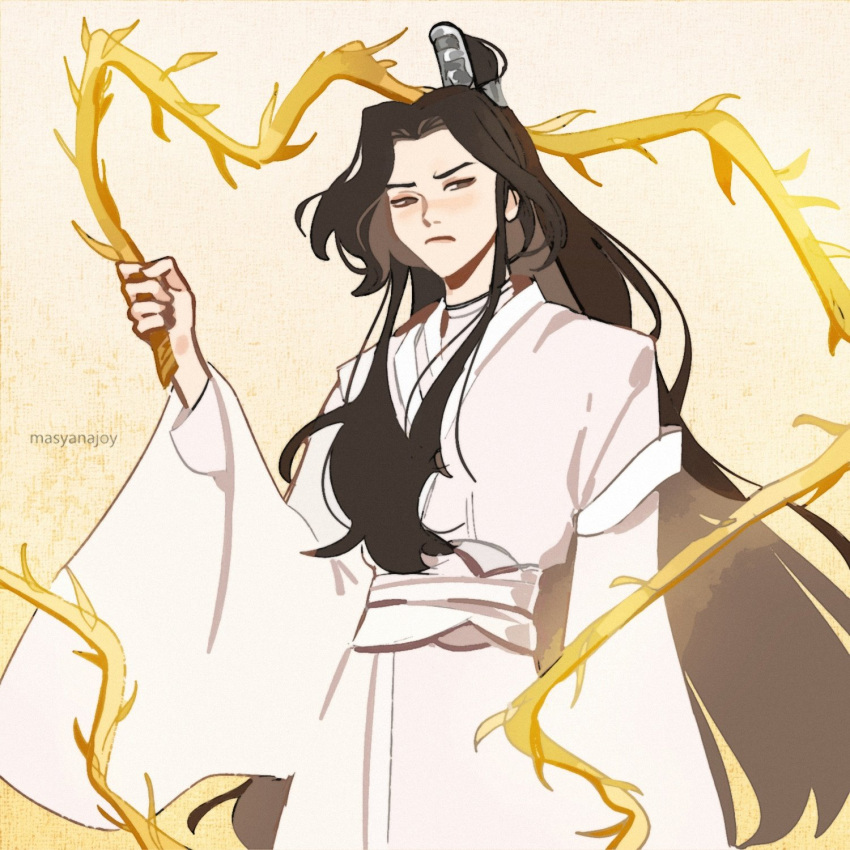 1boy, bishounen, black_hair, brown_eyes, brown_hair, chinese_clothes, chu_wanning, colored_inner_hair, commentary, erha_he_tadebai_mao_shizun, frown, gold, gradient_background, hanfu, high_ponytail, highres, holding, holding_whip, long_hair, long_sleeves, looking_at_viewer, male_focus, masyanajoy, multicolored_hair, parted_bangs, ponytail, robe, simple_background, solo, spikes, two-tone_hair, very_long_hair, whip, white_hanfu, white_robe, wide_sleeves, wuxia, xiao_guan_(headdress), yellow_background