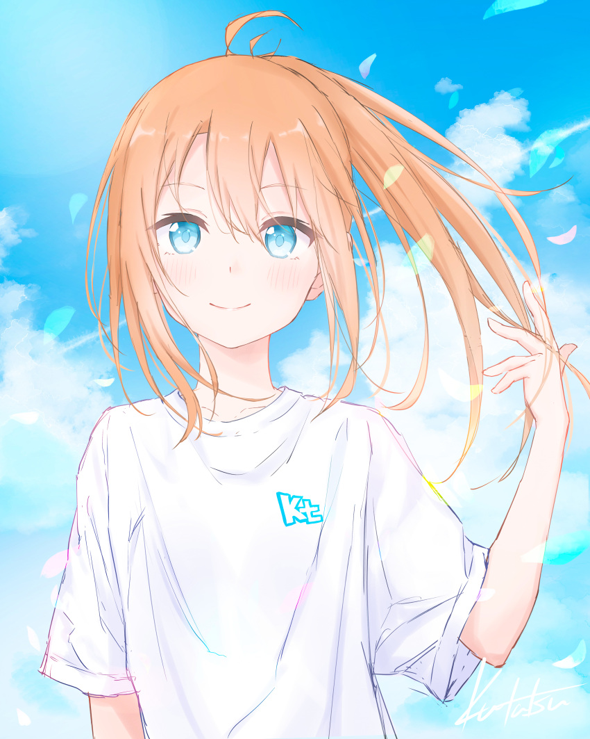 1girl, absurdres, aozora_hinata_(kutatsu), blue_eyes, clouds, commentary_request, highres, kutatsu_(kutatsu7), long_hair, looking_at_viewer, original, ponytail, shirt, short_sleeves, sky, smile, solo, tagme, white_shirt