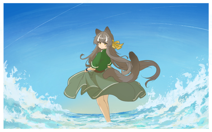 1girl, animal_ears, arknights, blue_sky, brown_hair, chinese_commentary, closed_mouth, commentary_request, from_behind, full_body, green_shirt, green_skirt, highres, honeyberry_(arknights), infection_monitor_(arknights), long_hair, looking_at_viewer, looking_back, mu_lin_di, multicolored_hair, outdoors, shirt, short_sleeves, skirt, skirt_hold, sky, smile, solo, standing, streaked_hair, tail, tail_raised, turning_head, water, white_hair, wind, yellow_eyes