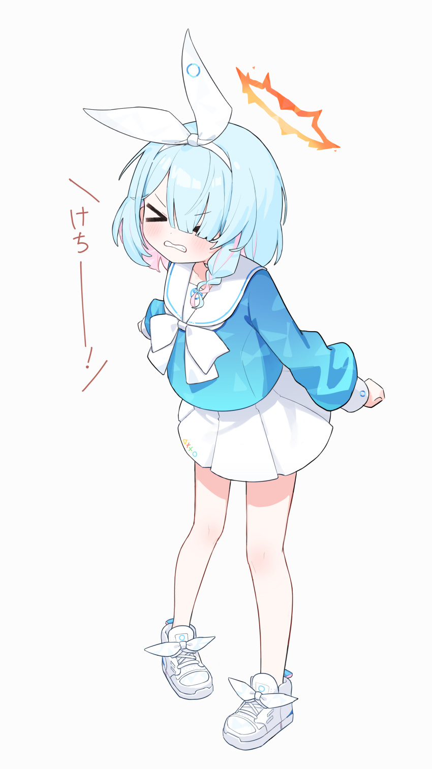 >_<, 1girl, absurdres, ame_miya_ta, arona_(blue_archive), blue_archive, blue_hair, blue_shirt, bow_hairband, braid, clenched_teeth, colored_inner_hair, commentary_request, full_body, hair_over_one_eye, hairband, halo, highres, light_blue_hair, long_sleeves, medium_hair, miniskirt, multicolored_hair, neckerchief, pink_hair, pleated_skirt, sailor_collar, school_uniform, serafuku, shirt, shoes, shorts, simple_background, single_braid, skirt, sneakers, solo, standing, teeth, translation_request, white_background, white_hairband, white_neckerchief, white_sailor_collar, white_shorts, white_skirt