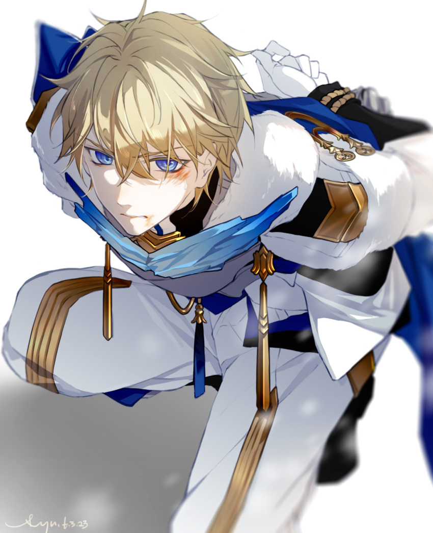 1boy, angry, arm_behind_back, armor, artist_name, black_footwear, black_shirt, blonde_hair, blood, blood_on_face, blue_cape, blue_eyes, boots, breastplate, cape, commentary_request, crossed_bangs, dated, fur-trimmed_jacket, fur_trim, gepard_landau, gloves, hair_between_eyes, highres, honkai:_star_rail, honkai_(series), jacket, kneeling, ljayu, long_sleeves, looking_at_viewer, male_focus, pants, parted_lips, pauldrons, shadow, shirt, short_hair, shoulder_armor, signature, simple_background, single_pauldron, solo, v-shaped_eyebrows, white_background, white_gloves, white_jacket, white_pants