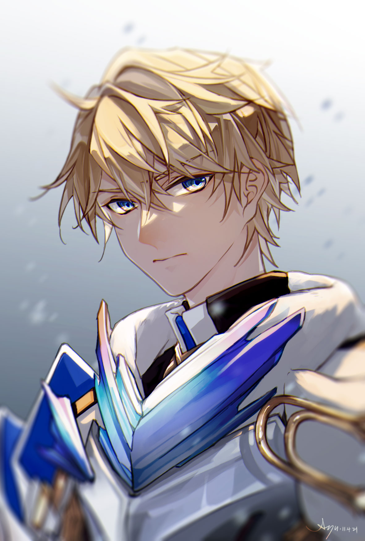 1boy, armor, artist_name, black_shirt, blonde_hair, blue_eyes, breastplate, closed_mouth, commentary_request, crossed_bangs, dated, fur-trimmed_jacket, fur_trim, gepard_landau, grey_background, hair_between_eyes, highres, honkai:_star_rail, honkai_(series), jacket, ljayu, looking_at_viewer, male_focus, pauldrons, serious, shirt, short_hair, shoulder_armor, signature, simple_background, single_pauldron, solo, upper_body, v-shaped_eyebrows, white_jacket